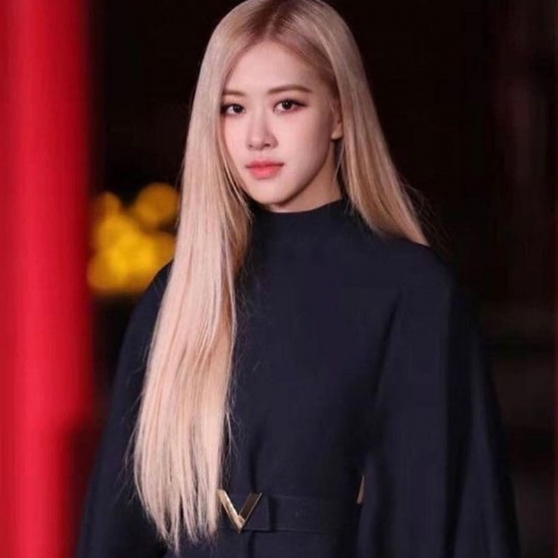 สวยจัดเต็มส่องแฟชั่นโรเซ่ BLACKPINK ร่วมงานเปิดสาขาใหม่ของ VALENTINO