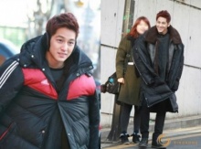 ต้นสังกัดเผยรูป “คิมบอม”กลางกองถ่ายซีรีย์“That Winter, The Wind Blows” ยิ้มทีใจละลาย