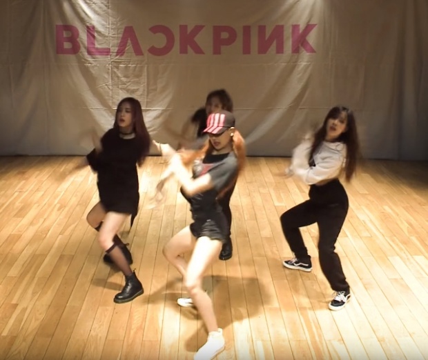 แซ่บเวอร์!! ลิซ่า นำทีมเพื่อนๆ BLACKPINK ปล่อยคลิปซ่อมเต้นสุดเซ็กซี่ (คลิป)