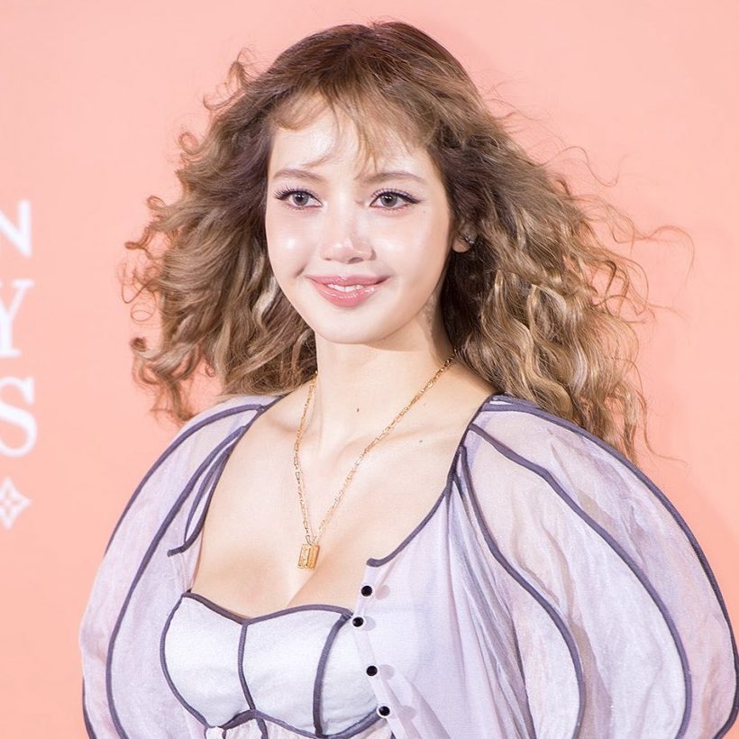 ลิซ่า ลุคนี้สวยน่ารัก ส่องราคาเครื่องประดับใส่อะไรก็ดูเเพง