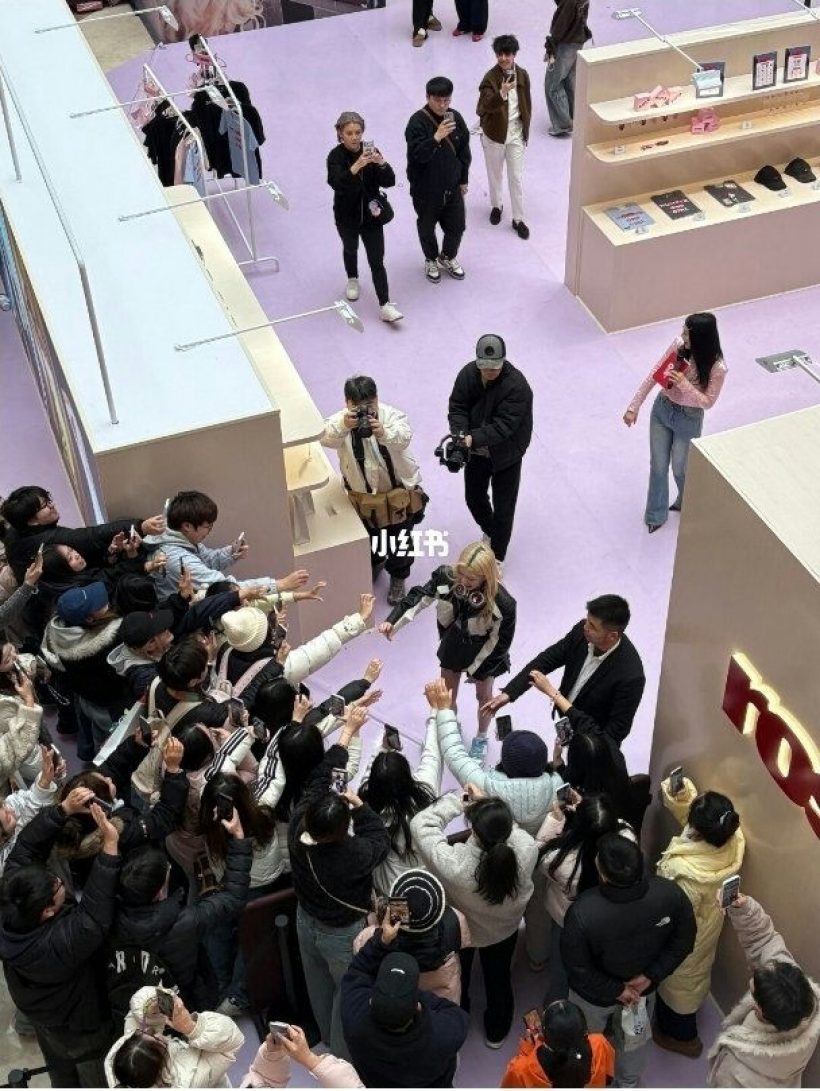 เเฟนทั่วโลกเดือด! สาวจีน ขโมยซีน โรเซ่ กลางงานอีเว้นท์