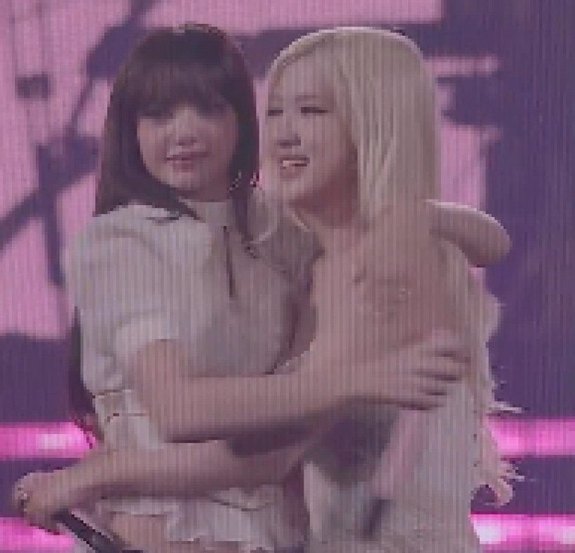 ดราม่า?ลิซ่าโรเซ่ กอดกันปล่อยโฮ ช็อตนี้ทำแฟนคลับแอบหวั่น