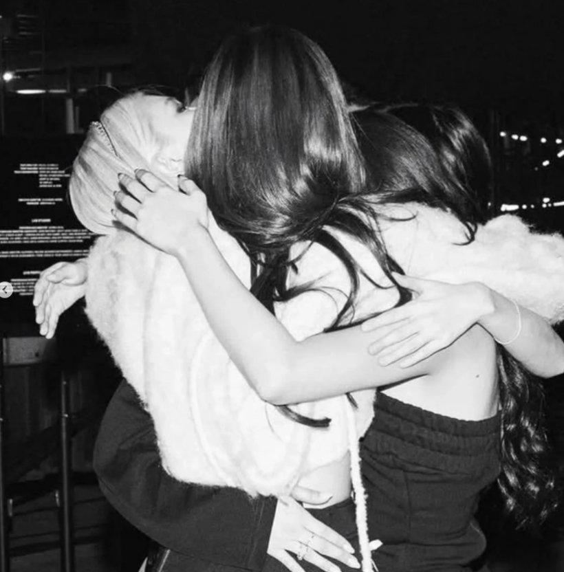 ดราม่า?ลิซ่าโรเซ่ กอดกันปล่อยโฮ ช็อตนี้ทำแฟนคลับแอบหวั่น