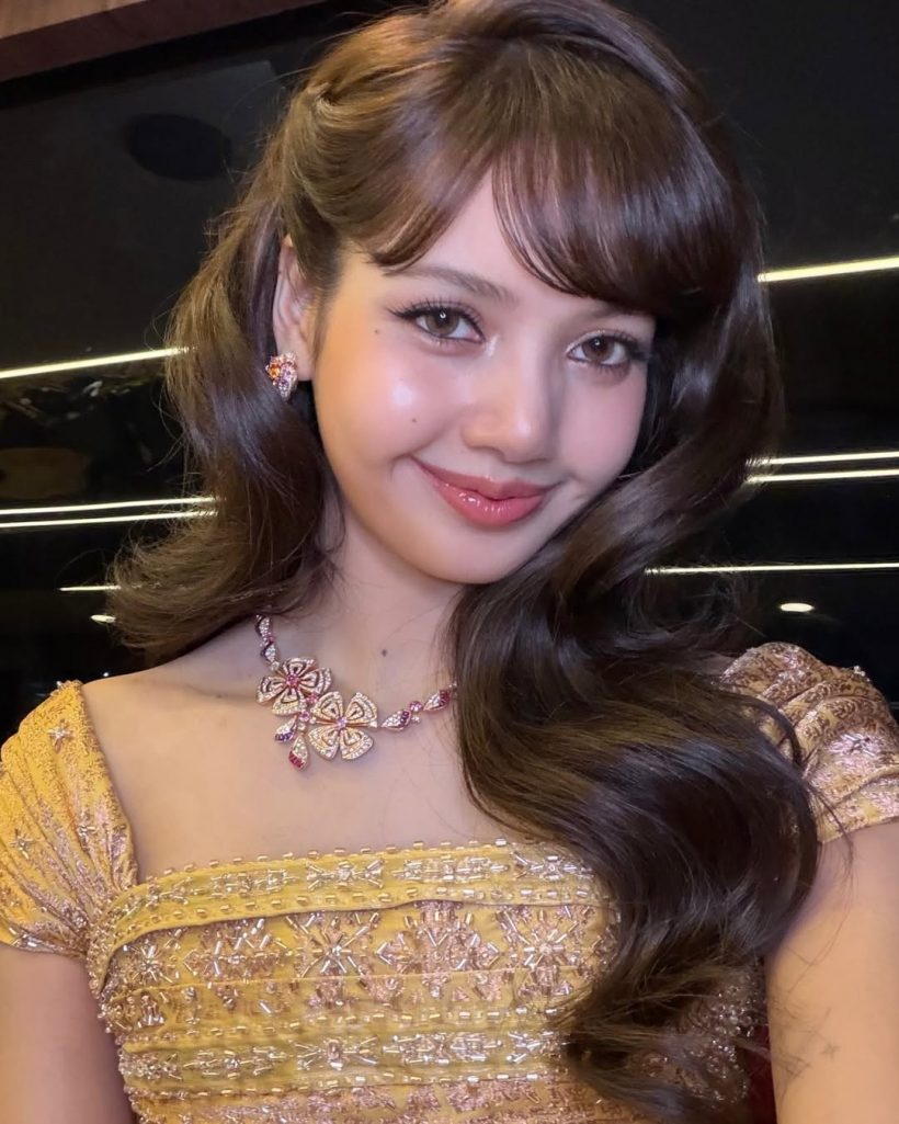 เปิดราคาลุคผ้าไทย ลิซ่า งดงามเจิดจรัสสู่สายตาโลก!