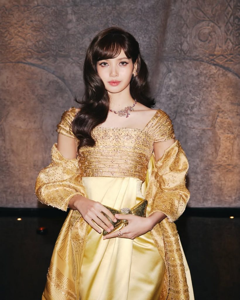 เปิดราคาลุคผ้าไทย ลิซ่า งดงามเจิดจรัสสู่สายตาโลก!