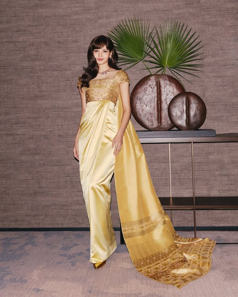 เปิดราคาลุคผ้าไทย ลิซ่า งดงามเจิดจรัสสู่สายตาโลก!