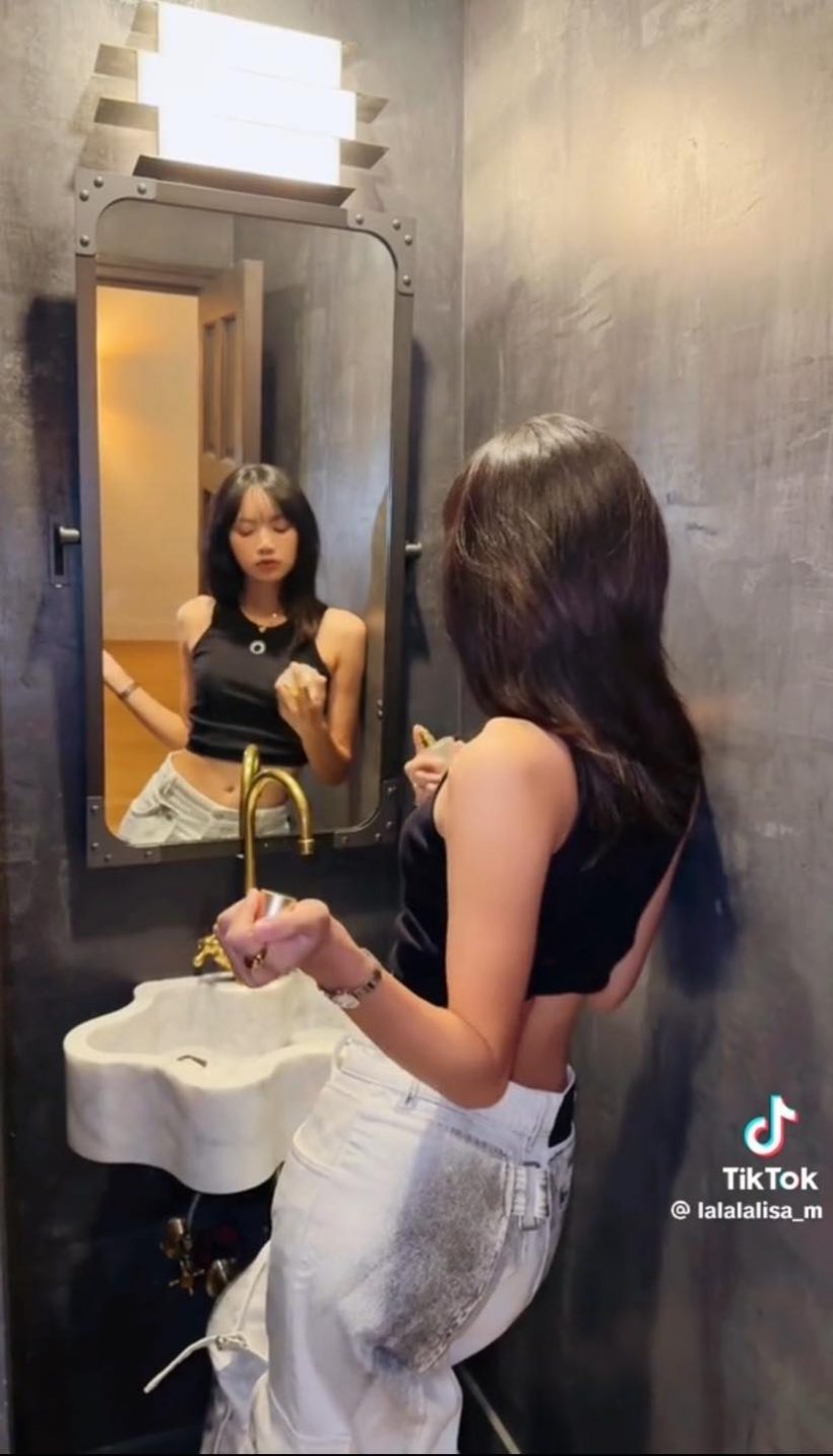 เต็มสิบไม่หัก!!ลิซ่า โชว์ให้ดู วิธีเดินเข้าห้องน้ำแบบซุปตาร์ระดับโลก