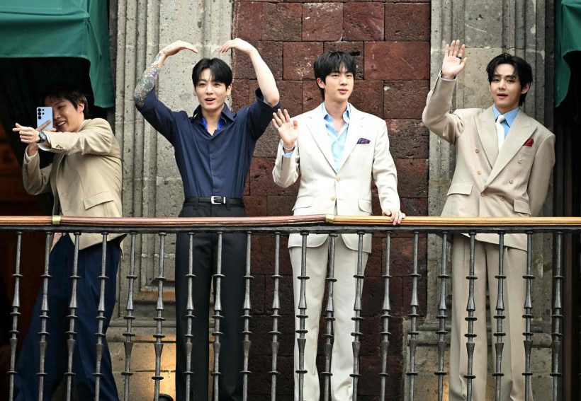 เม็กซิโกแตก! BTS ไปเยือนคนแห่มาครึ่งแสน