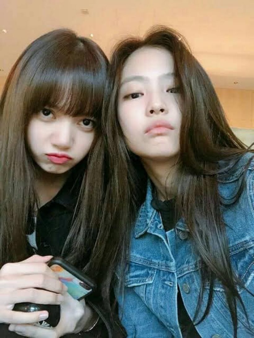 บลิ๊งค์แซวสนั่น เจนนี่-ลิซ่าBLACKPINK ถ่ายรูปยังไงให้เหมือนถูกตัดต่อ