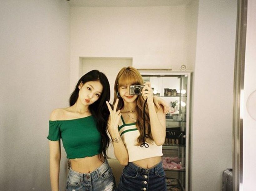 บลิ๊งค์แซวสนั่น เจนนี่-ลิซ่าBLACKPINK ถ่ายรูปยังไงให้เหมือนถูกตัดต่อ