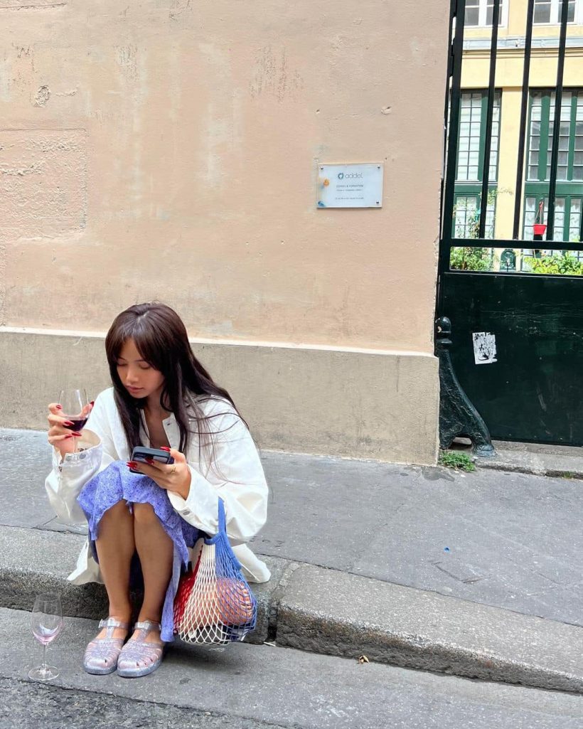 ภาพไวรัลสาวสวยนั่งชิลริมถนนปารีส ใครจะคิดนี่คือลิซ่าBLACKPINK 
