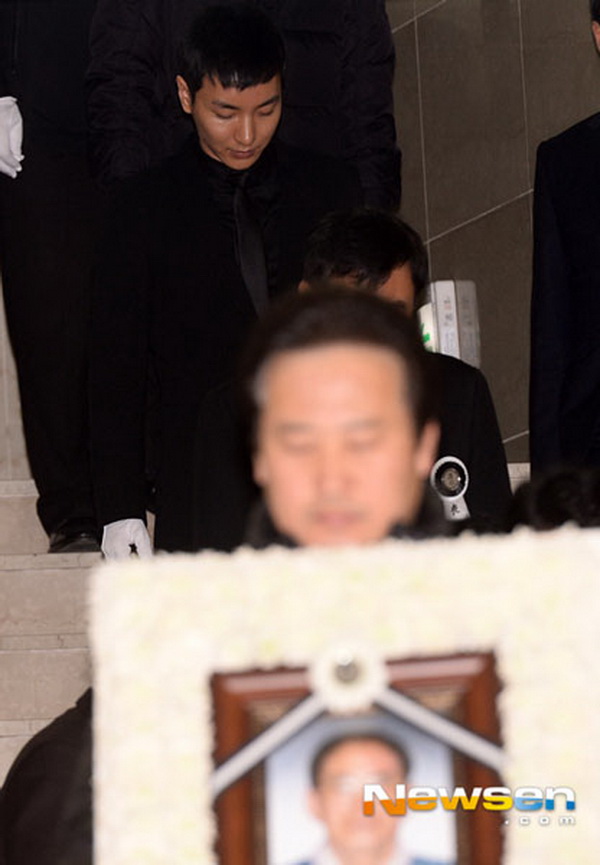 บรรยากาศงานศพ คุณพ่อ -คุณปู่-คุณย่า ของ อีทึก SJ