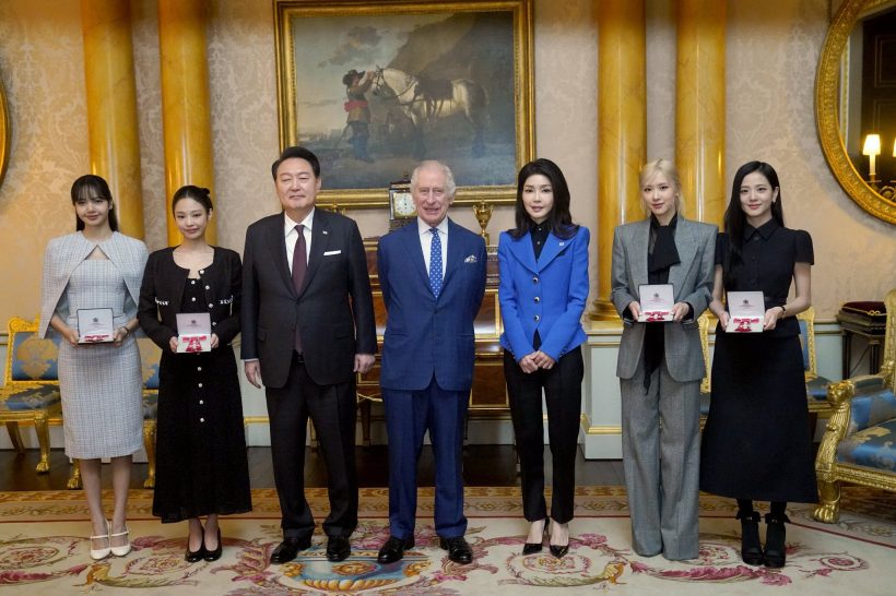 ลิซ่า และ BLACKPINK รับพระราชทานเครื่องราชฯจากคิงชาลส์ที่ 3