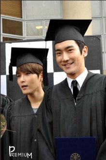 ภาพถ่ายในชุดครุยส์ จบการศึกษา ของ ชีวอน และ รยออุค  SJ
