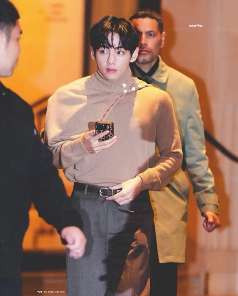 วี BTS กลายเป็นไวรัล เห็นเเค่สันจมูกก็รู้เเล้วว่าหล่อ