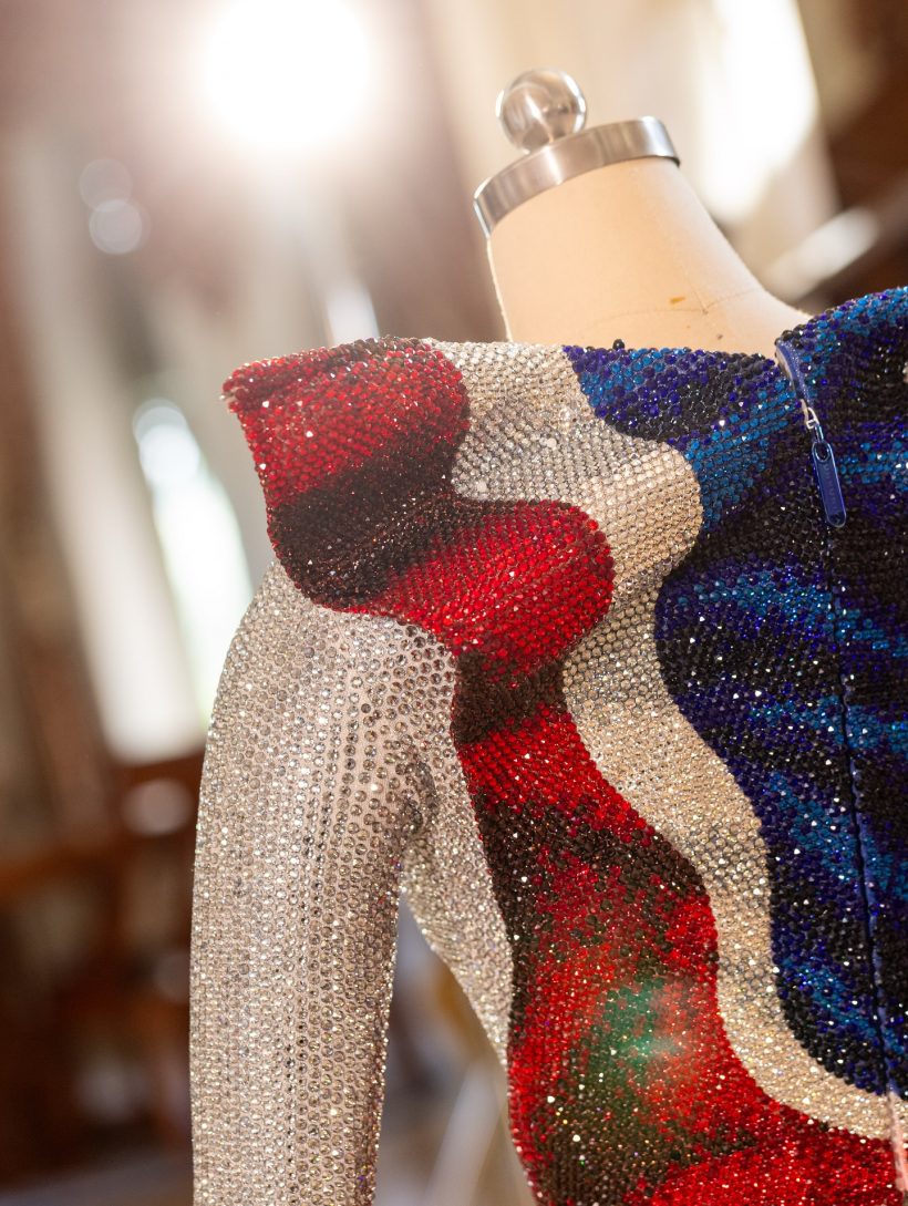 ฝีมือดีไซน์เนอร์ชาวไทย เบื้องหลังชุดธงชาติ ลิซ่า ใช้เวลาทำ 800 ชม.