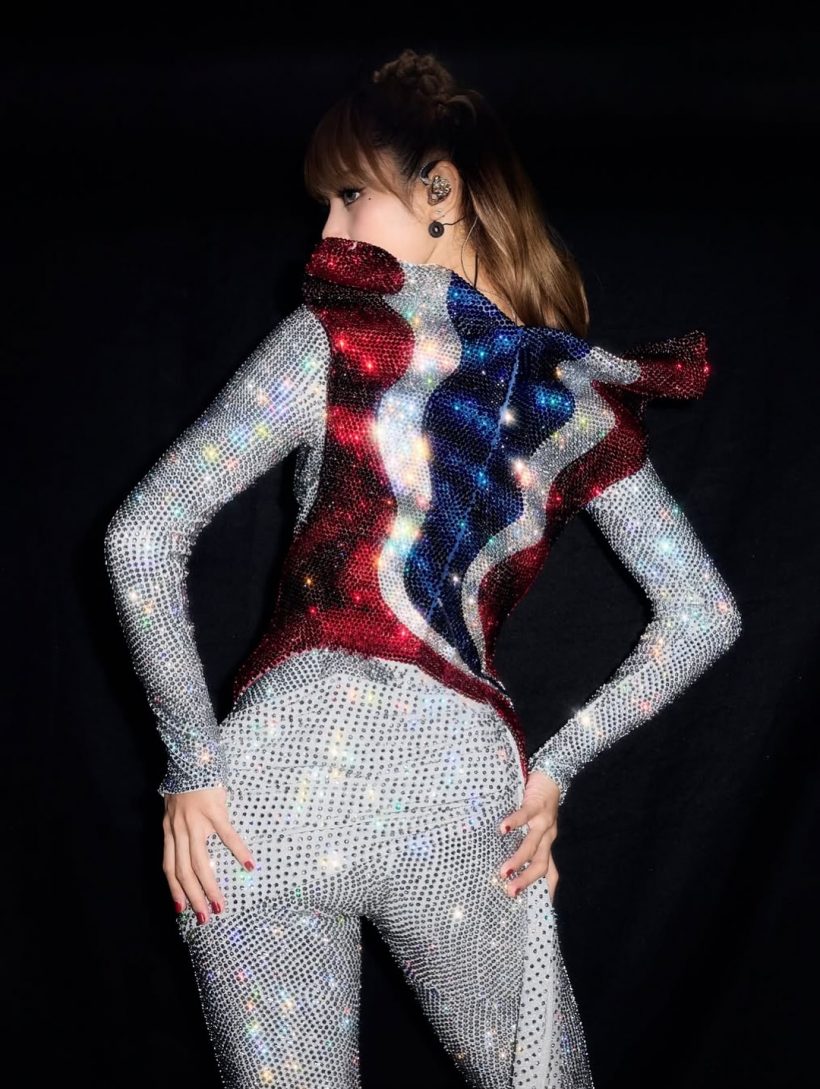 ฝีมือดีไซน์เนอร์ชาวไทย เบื้องหลังชุดธงชาติ ลิซ่า ใช้เวลาทำ 800 ชม.