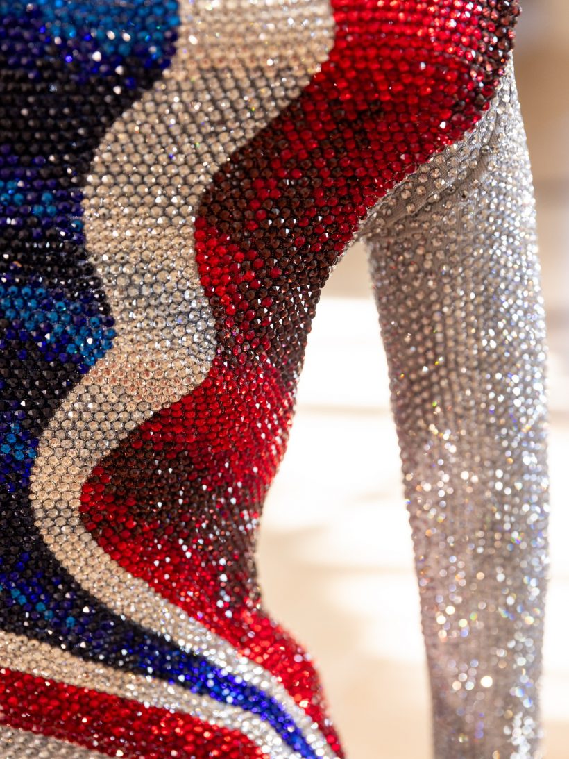 ฝีมือดีไซน์เนอร์ชาวไทย เบื้องหลังชุดธงชาติ ลิซ่า ใช้เวลาทำ 800 ชม.