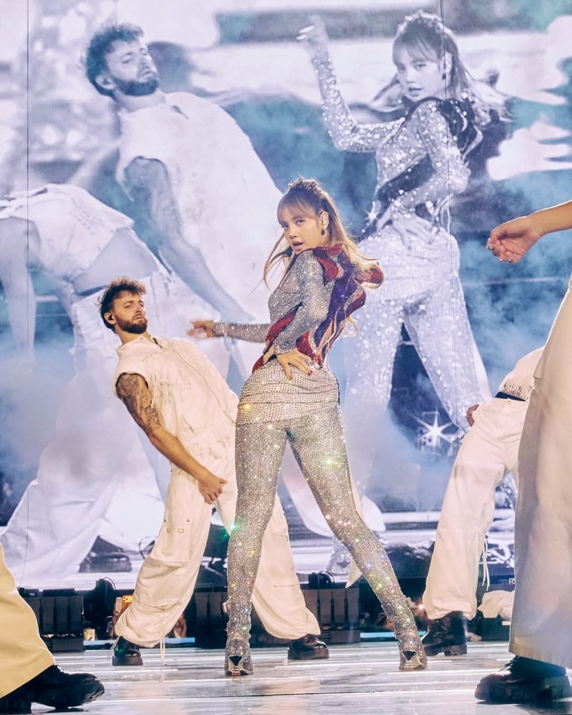 ฝีมือดีไซน์เนอร์ชาวไทย เบื้องหลังชุดธงชาติ ลิซ่า ใช้เวลาทำ 800 ชม.