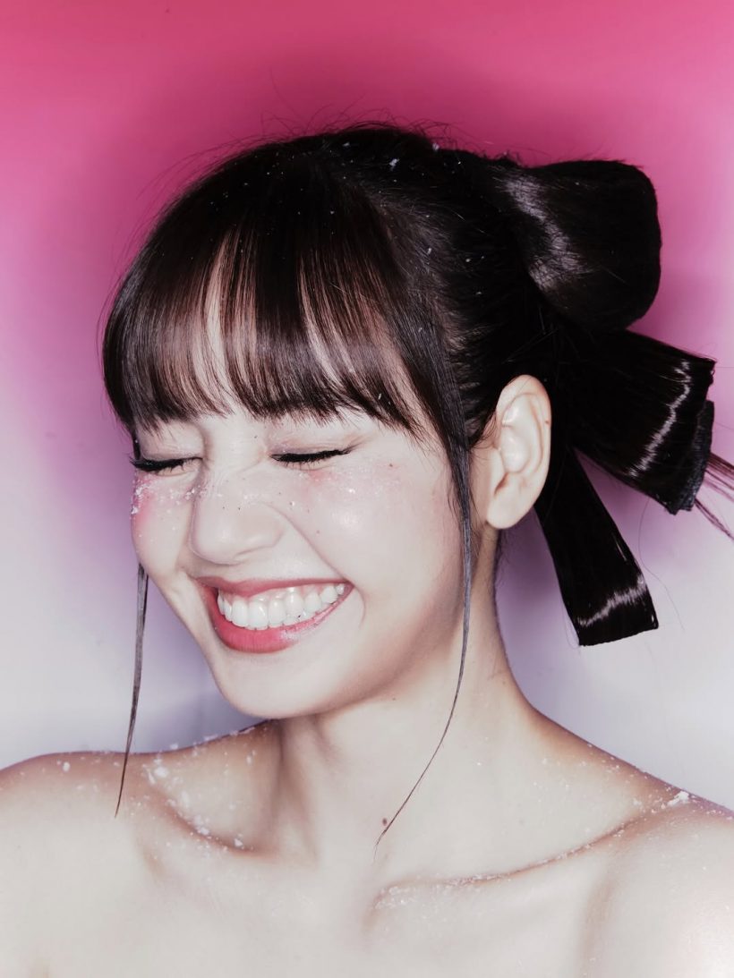 ลิซ่า โพสต์เดียวทำทั่วโลกใจละลาย เสิร์ฟลุคสดใสรับคริสมาสต์