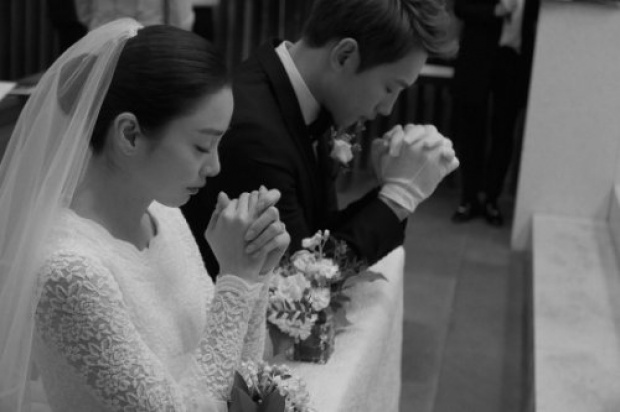 ภาพรวมงานแต่งงานที่ดูเหมือนจะคล้าย แต่ก็แตกต่างกันของ จอนจีฮยอน คิมแทฮี ซงฮเยคโย