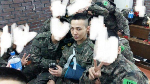  แฟนๆเริ่มเป็นห่วงสุขภาพของจีดราก้อน (G-Dragon) หลังได้เห็นภาพในกองทัพล่าสุดของเขา!