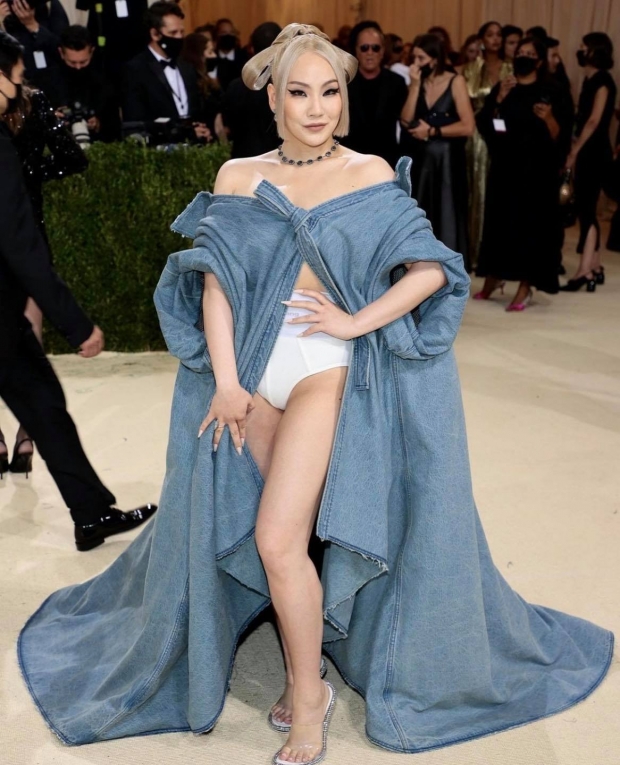 เรียกเสียงเเฟลช!! CL เผยลุคสุดเเซ่บในงานMetGala สวยสตั้น!ท่อนล่างเเซ่บ