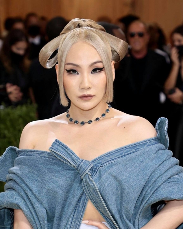 เรียกเสียงเเฟลช!! CL เผยลุคสุดเเซ่บในงานMetGala สวยสตั้น!ท่อนล่างเเซ่บ