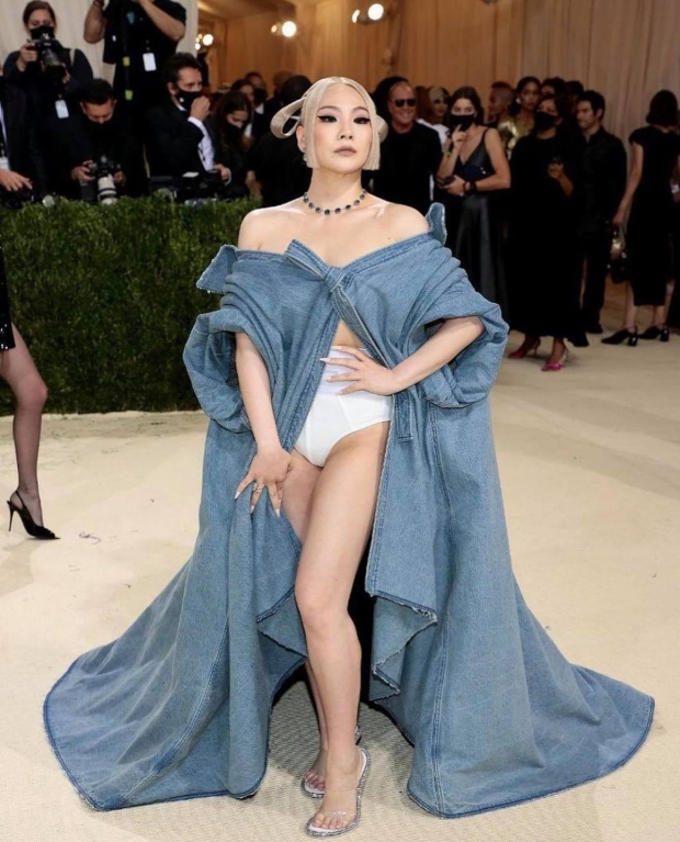 เรียกเสียงเเฟลช!! CL เผยลุคสุดเเซ่บในงานMetGala สวยสตั้น!ท่อนล่างเเซ่บ