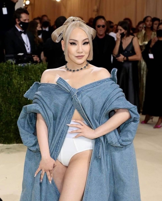 เรียกเสียงเเฟลช!! CL เผยลุคสุดเเซ่บในงานMetGala สวยสตั้น!ท่อนล่างเเซ่บ