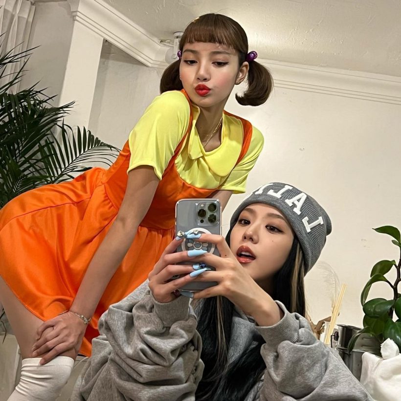 แฟนๆรุมแซว! ลิซ่า BLACPINK กับคอสตูมสุดฮิต เอ๊ะว่าแต่คนข้างๆปังเวอร์!?