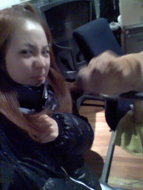 ซานดารา พัค แห่ง 2NE1 กำลังฝึกเล่นกีต้าร์