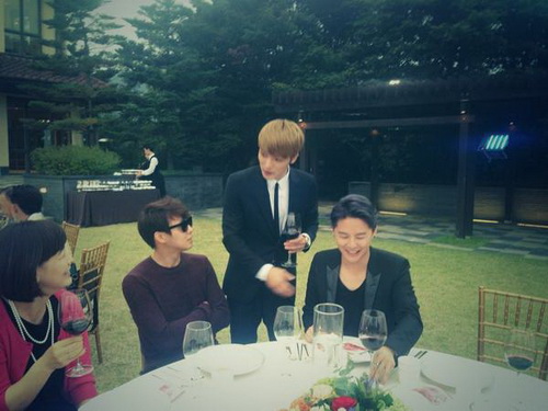 คิมแจจุง (JYJ) โพสต์ภาพครอบครัวพร้อมเพื่อนร่วมวงในงานวันเกิดพ่อของเขา