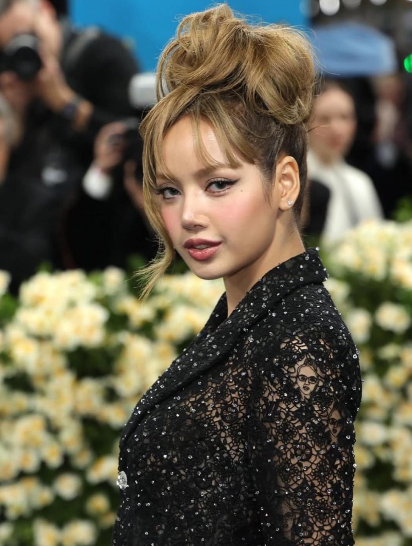ครั้งแรกแต่เเรงไม่แผ่ว! ลิซ่า เปิดตัว Met Gala โลกจะจำเธอไปอีกนาน