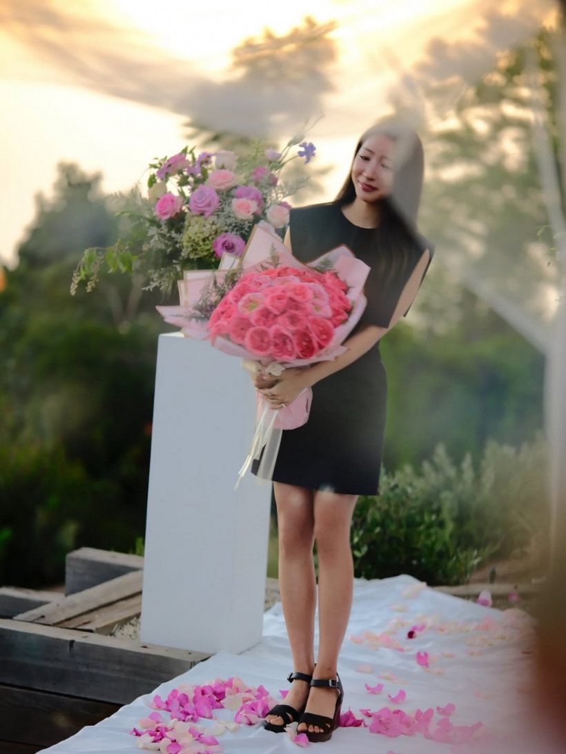ต้นรัก8ปีสุกงอม! พิธีกรสาว ถูกแฟนหนุ่มคุกเข่าตีตราจองแล้ว