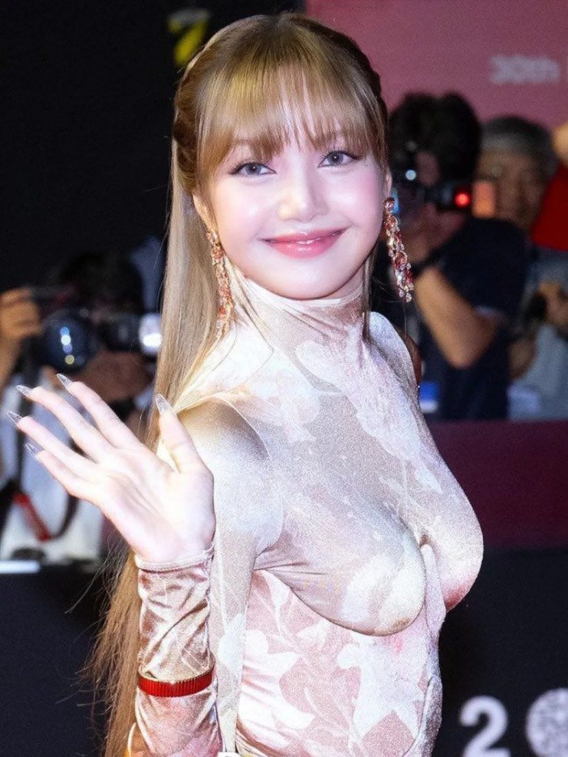 อึ้งความคิด! ชาวเน็ตเกาหลีไม่ปลื้มบอกชุด ลิซ่า โป๊ะเกินไป