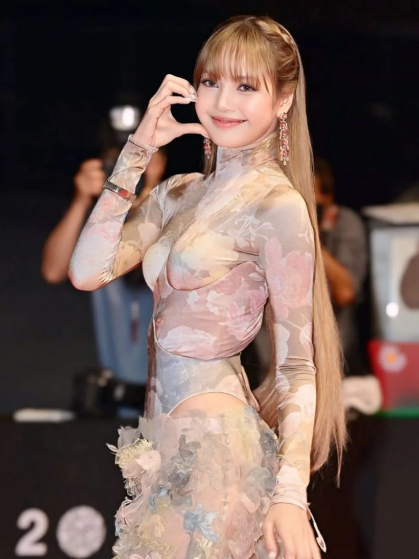 อึ้งความคิด! ชาวเน็ตเกาหลีไม่ปลื้มบอกชุด ลิซ่า โป๊ะเกินไป