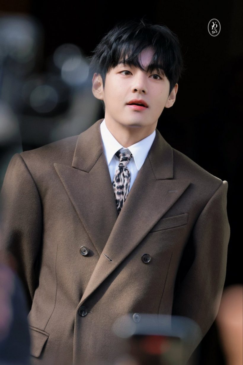 วี BTS หล่อจนปารีสสะเทือน! แฟน ๆ แห่ตั้งฉายาให้ใหม่