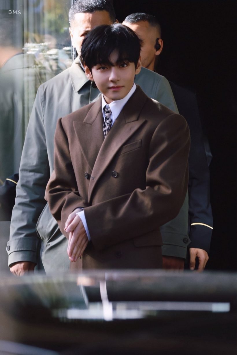 วี BTS หล่อจนปารีสสะเทือน! แฟน ๆ แห่ตั้งฉายาให้ใหม่