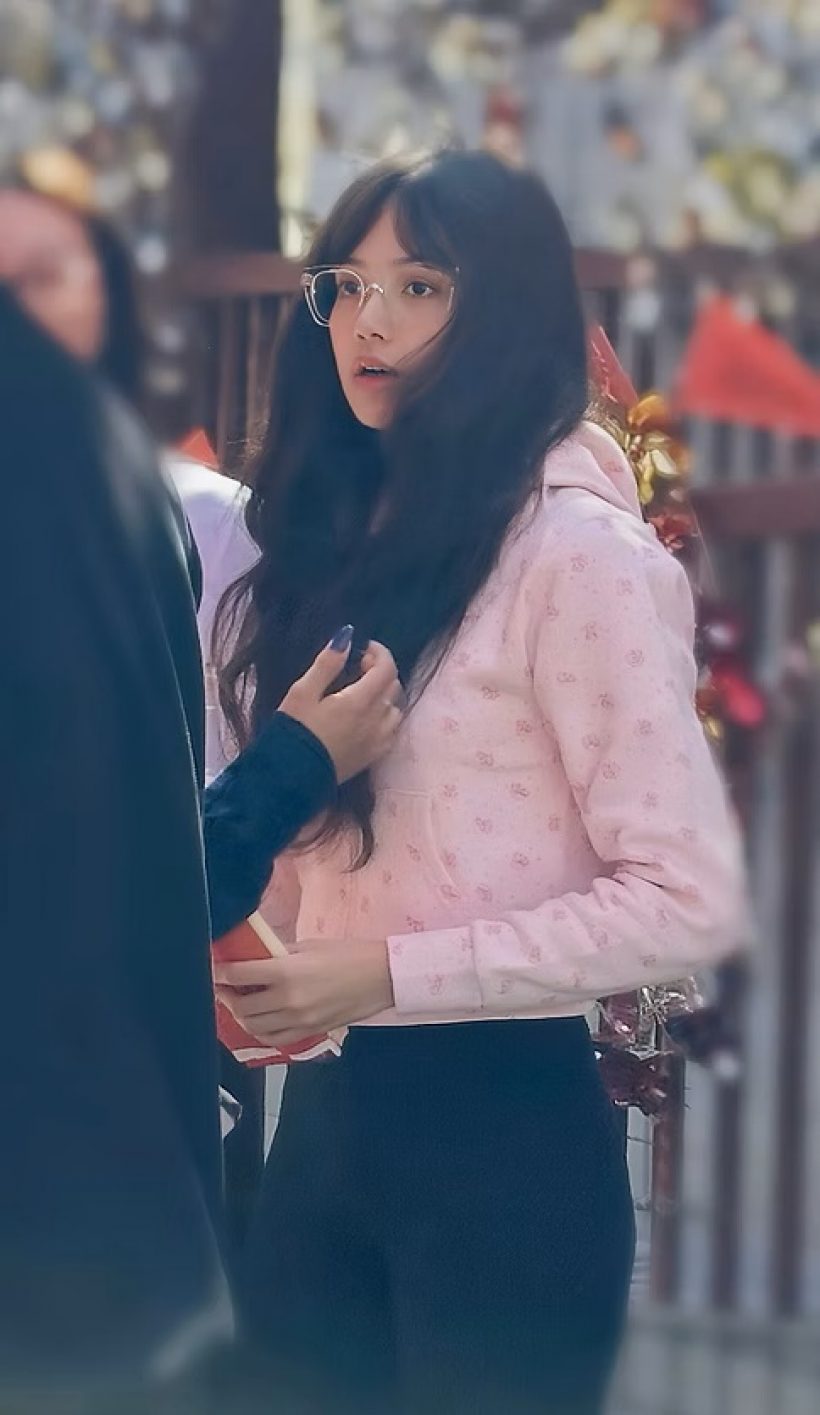 สร้างเเรงสั่นสะเทือน! ลิซ่า ไปวัดชิลๆเเต่สื่อทั่วโลกเเห่ตีข่าว