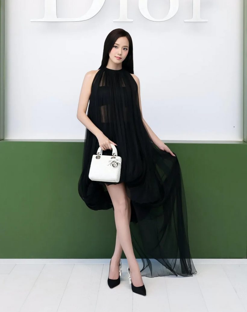 2 BLACKPINK ครองปารีส! จีซู-โรเซ่ สวยฟาดกลางเเฟชั่นวีค