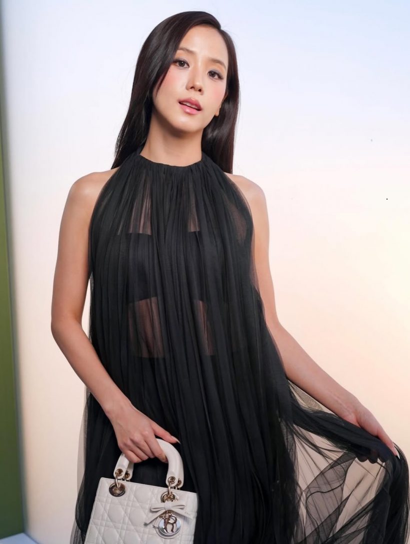 2 BLACKPINK ครองปารีส! จีซู-โรเซ่ สวยฟาดกลางเเฟชั่นวีค