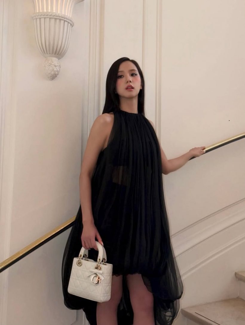 2 BLACKPINK ครองปารีส! จีซู-โรเซ่ สวยฟาดกลางเเฟชั่นวีค