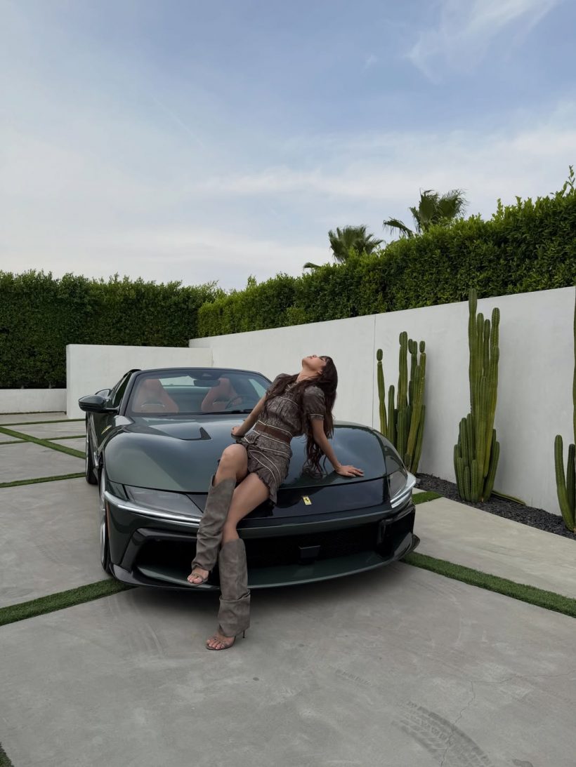 ชมชัดๆ ลิซ่า กับรถหรูคันใหม่ เฉลยราคาเเล้วถึงกับอึ้งทั้งโลก