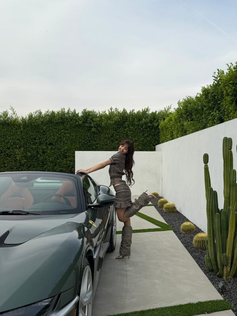 ชมชัดๆ ลิซ่า กับรถหรูคันใหม่ เฉลยราคาเเล้วถึงกับอึ้งทั้งโลก