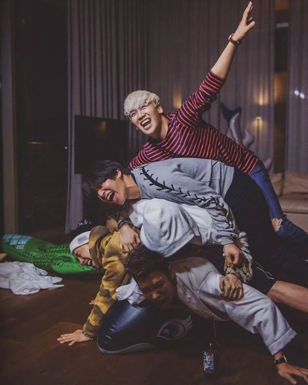 โมเม้นน่ารักกับความสนิทแน่นแฟ้น ราวกับพี่น้องของ 5 หนุ่ม บิ๊กแบง (Big Bang)