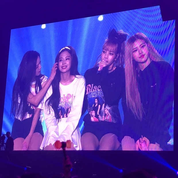 สุดอัดอั้น! เจนนี่ BLACKPINK ปล่อยโฮกลางเวที ในคอนเสิร์ตใหญ่ครั้งแรก (คลิป)