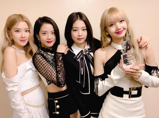 เปิดนาที ลิซ่าและBLACKPINK เยือนฟิลิปปินส์ แฟนคลั่งแห่รุมทึ้งน่ากลัวสุดๆ(คลิป)