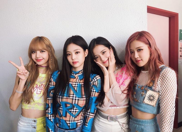 เปิดนาที ลิซ่าและBLACKPINK เยือนฟิลิปปินส์ แฟนคลั่งแห่รุมทึ้งน่ากลัวสุดๆ(คลิป)