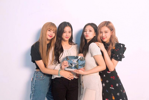 เปิดนาที ลิซ่าและBLACKPINK เยือนฟิลิปปินส์ แฟนคลั่งแห่รุมทึ้งน่ากลัวสุดๆ(คลิป)